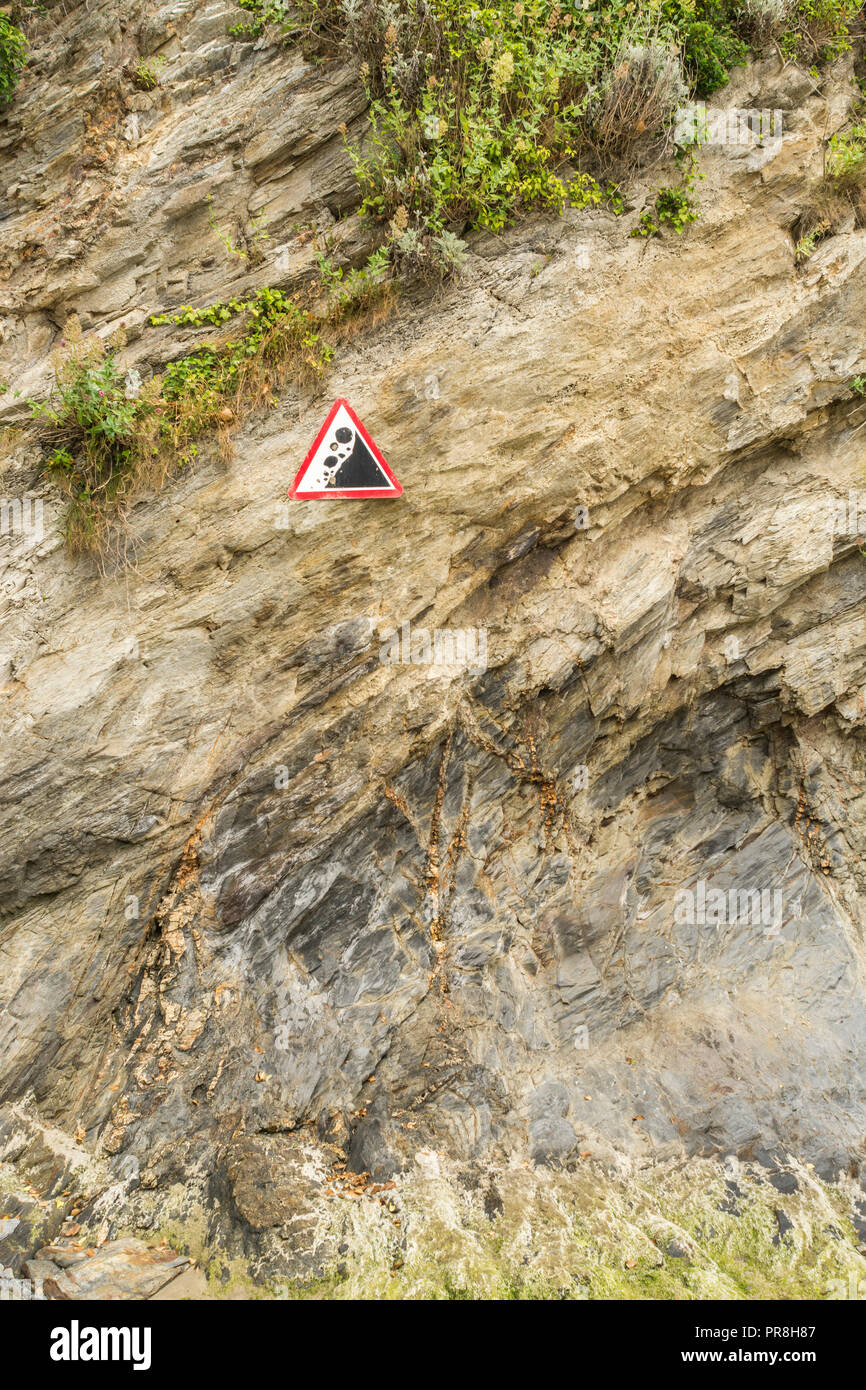 Hafenszenen um Newquay, Cornwall. Achten Sie auf das Warnschild „Falling Rocks“ an den Klippen von Newquay. Stockfoto