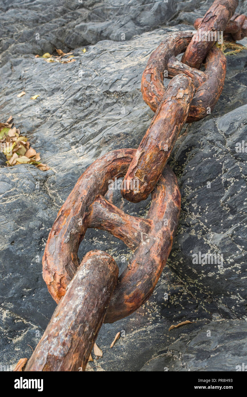 Hafen Szenen rund um Newquay, Cornwall. Sehr große rosten Liegeplatz Kettenglieder. Metapher starke Verbindungen, stärkste Glied, Schmiede links, enge Beziehungen. Stockfoto