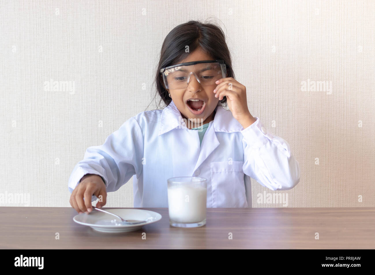 Cute wissenschaftliche Mädchen führen ein Experiment mit Natron Stockfoto