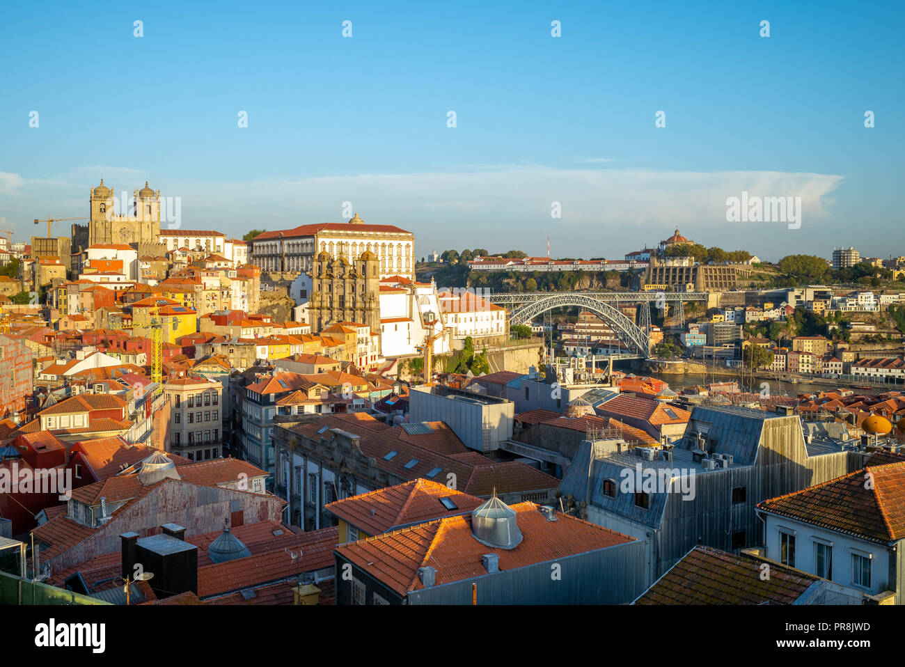 Skyline von Porto mit Kathedrale von Porto in Portugal Stockfoto