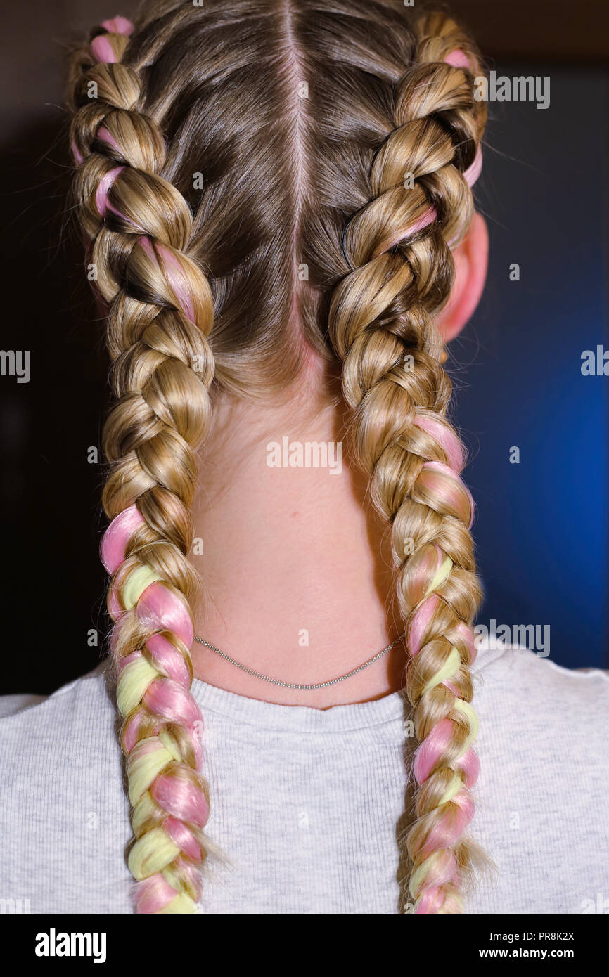 Frisur von zwei Geflecht mit Kanekalon auf das Haar eines roten Mädchen, Stockfoto