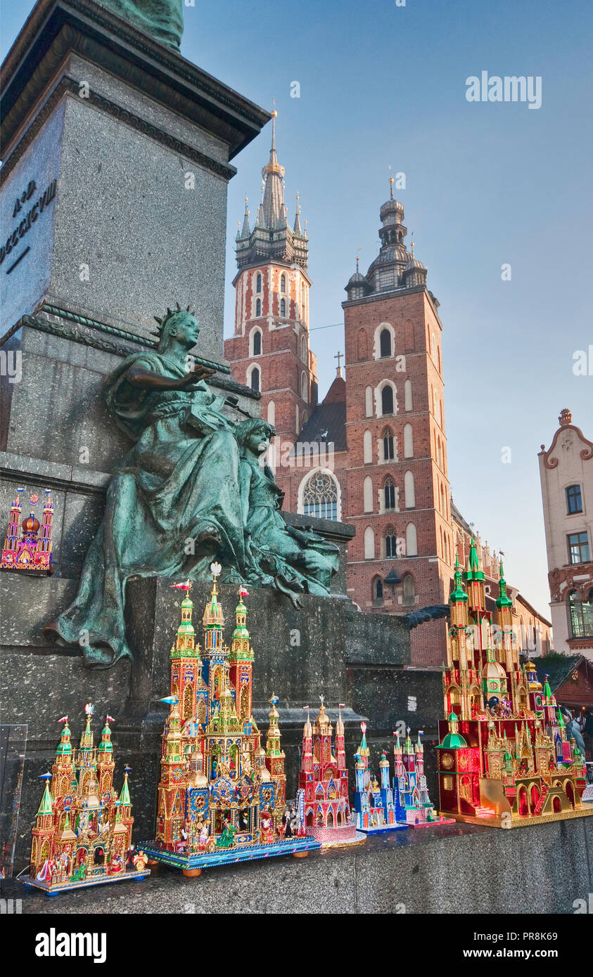 Szopki, Weihnachtskrippen, jährliche Wettbewerb im Dezember an der Adam-Mickiewicz-Denkmal, Rynek Glowny oder Marktplatz, Krakau, Polen Stockfoto