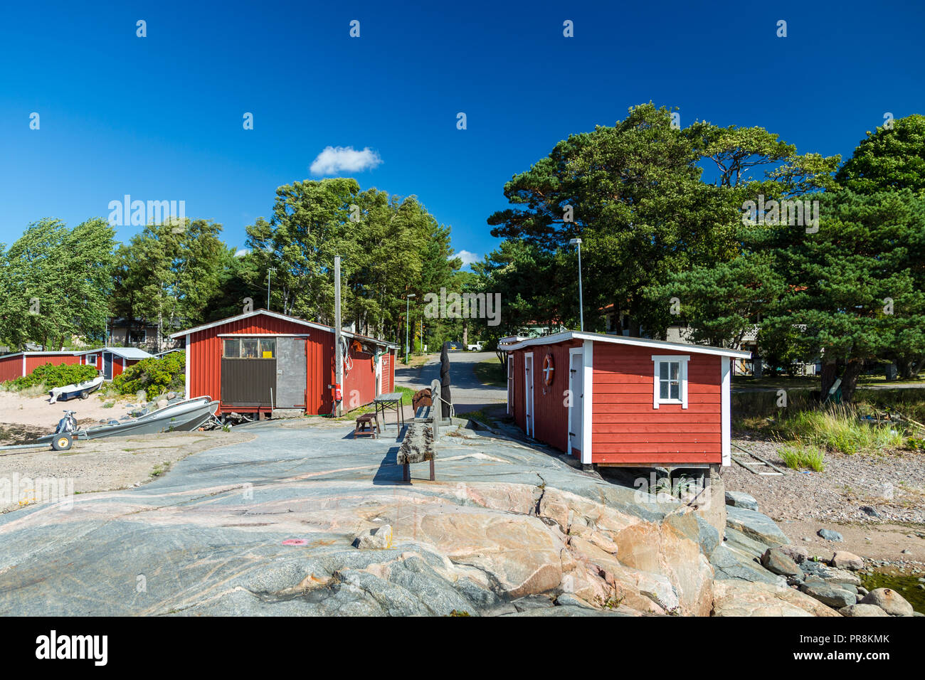 Rote alte Hütten für die Lagerung am Gunnarsinranta Ufer in Hanko Finnland an einem sonnigen Tag Stockfoto