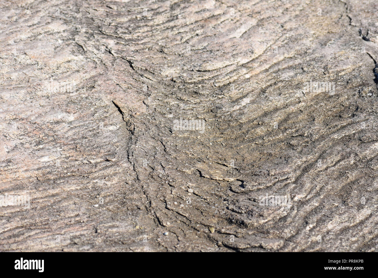 Layered Grauweiß natürlichen groben Sandstein fließende Linien Oberflächenstruktur Stockfoto