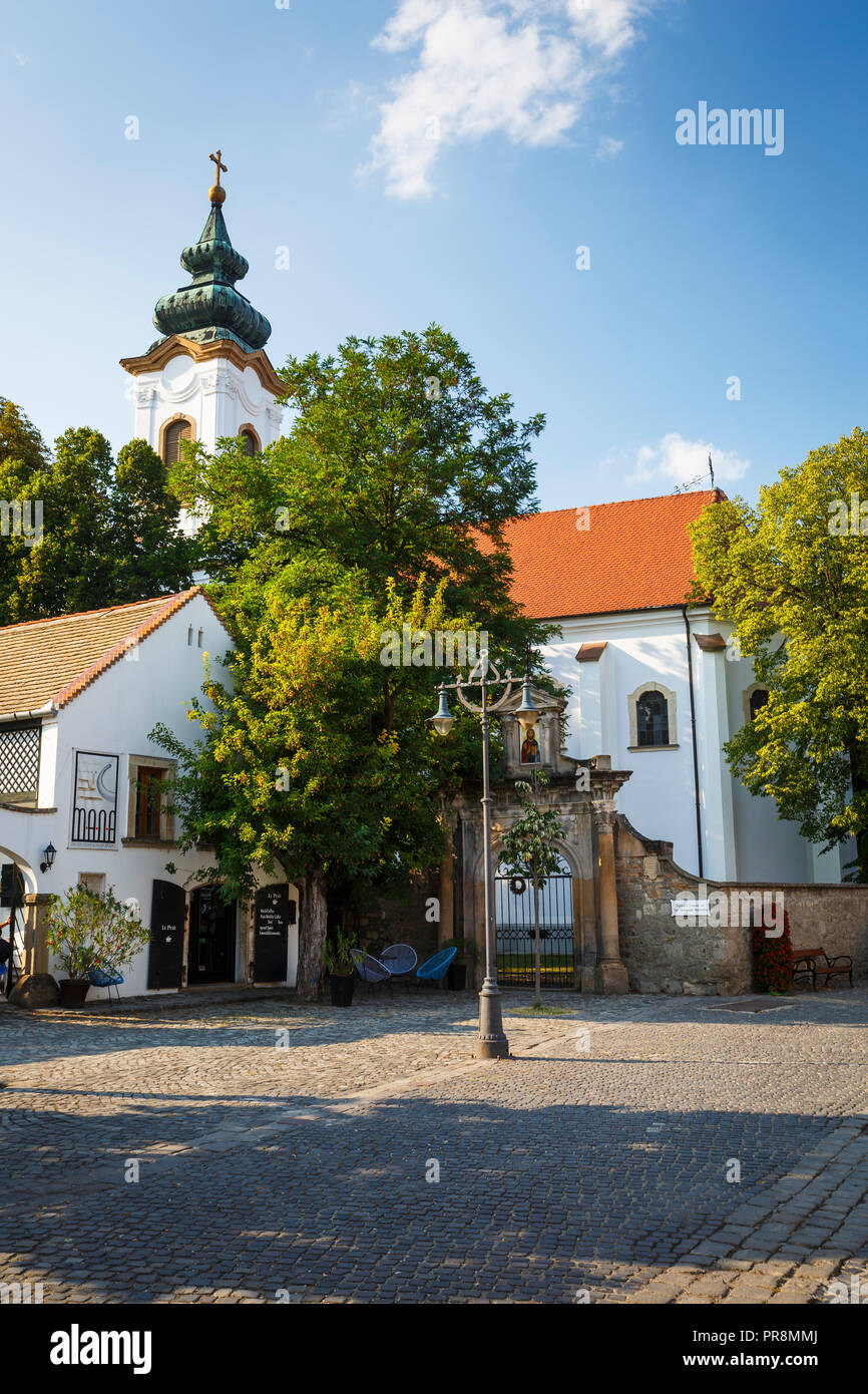Szentendre, Ungarn - 17. August 2018: Eine von vielen Kirchen in der Altstadt von Eger in Ungarn. Stockfoto