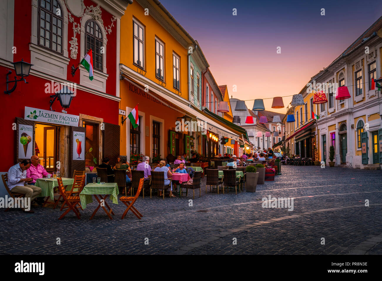 Szentendre, Ungarn - 17. August 2018: Die Menschen in Restaurants und Cafés in der Altstadt von Eger in Ungarn. Stockfoto