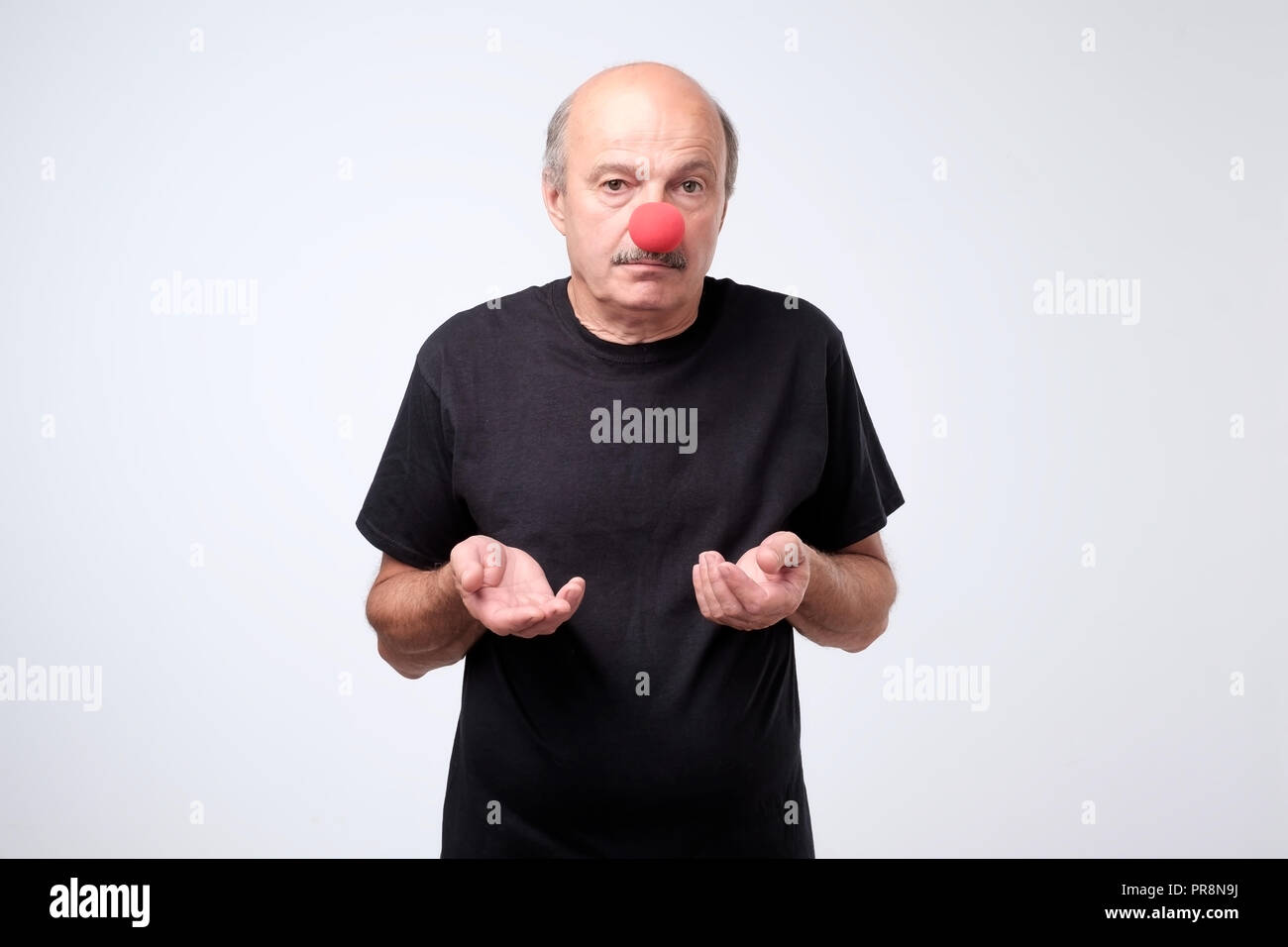 Porträt des unglücklichen Mann mit einer roten Nase alle Narren Tag feiern Stockfoto