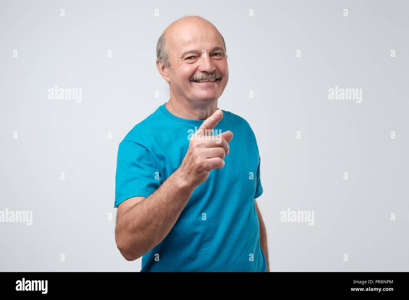 Portrait von reifer Mann seinen Finger auf sie zeigen Stockfoto