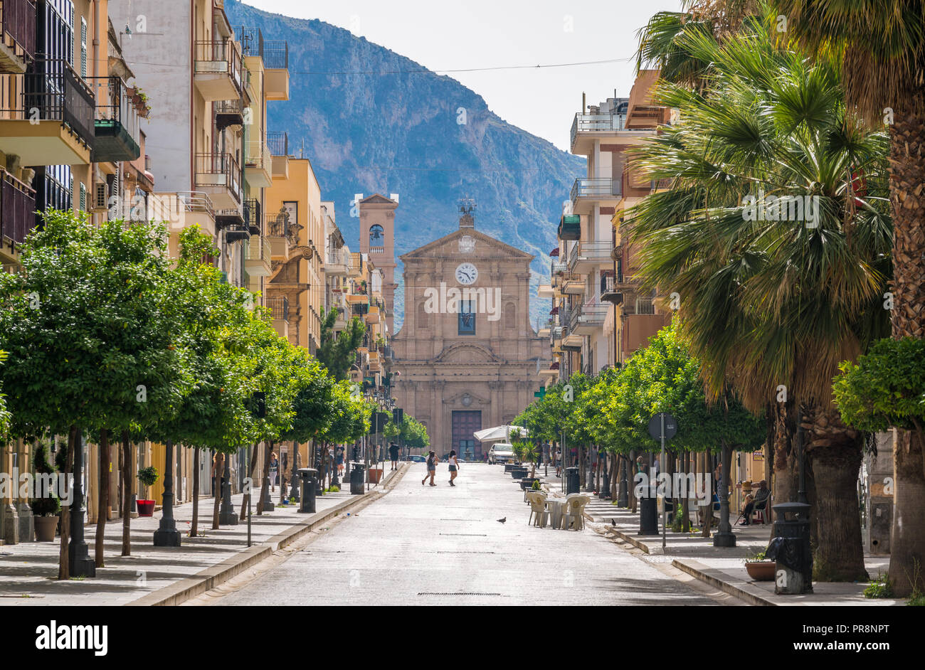 Corso Umberto I in Bagheria, mit dem madrice Kirche im Hintergrund. Provinz Palermo, Sizilien, Italien. Stockfoto