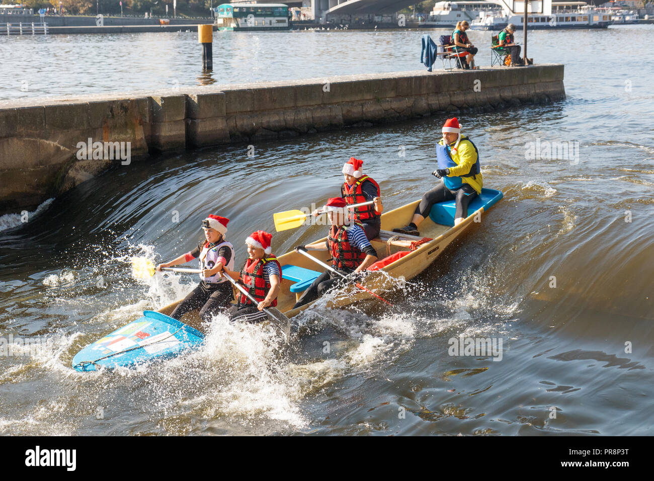 "Helmovsky Dam, Prag - 28. September: die Yacht mit Besatzung in Santa Claus cap Reihe über das letzte Hindernis der Rasse, den Damm in der Nähe von stvanice Insel auf S Stockfoto