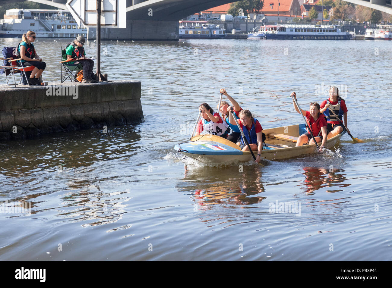 Helmovsky Dam, Prag - 28. September: Eingehende Boot an die Crew von Mädchen Zeilen über das letzte Hindernis der Rasse, den Damm in der Nähe von stvanice Insel auf Sept Stockfoto