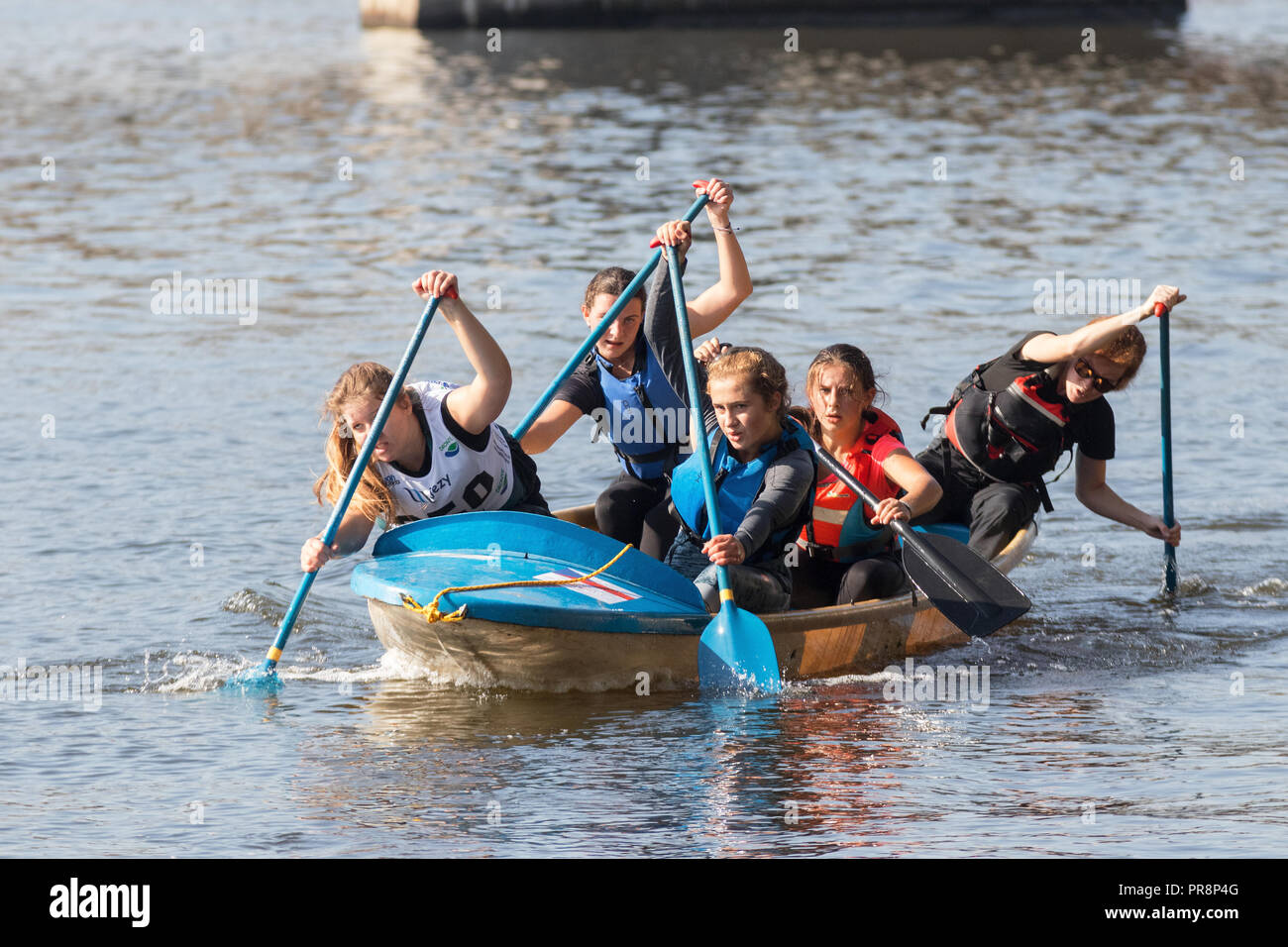 Helmovsky Dam, Prag - 28. September: Eingehende Boot an die Crew von Mädchen Zeilen über das letzte Hindernis der Rasse, den Damm in der Nähe von stvanice Insel auf Sept Stockfoto