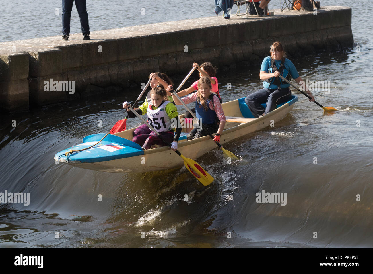 Helmovsky Dam, Prag - 28. September: Mannschaft der Mädchen Zeilen über das letzte Hindernis der Rasse, den Damm in der Nähe der Insel Stvanice am 28. September 2018 Stockfoto