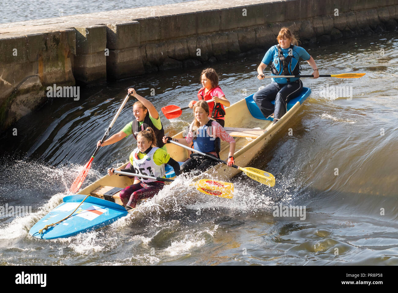 Helmovsky Dam, Prag - 28. September: Mannschaft der Mädchen Zeilen über das letzte Hindernis der Rasse, den Damm in der Nähe der Insel Stvanice am 28. September 2018 Stockfoto