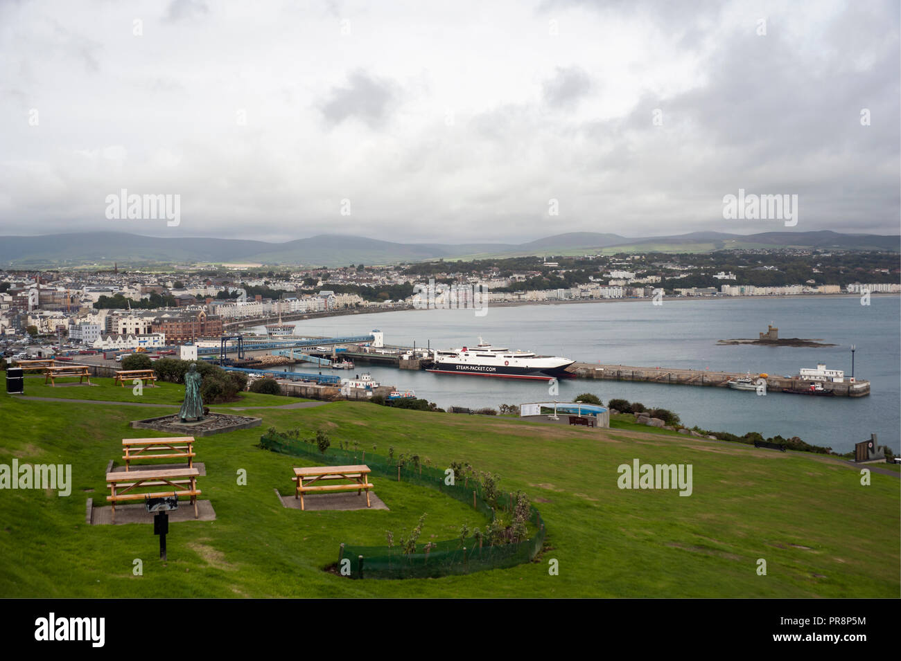 Fernsicht auf Douglas, Isle of Man, von Douglas Kopf an einem bewölkten Tag. Stockfoto