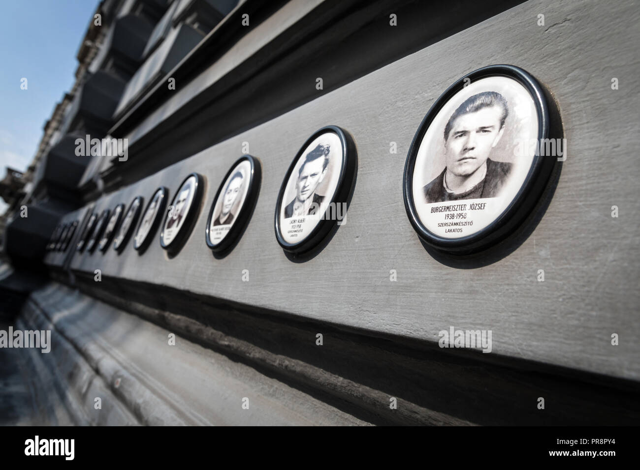 Kleine Tafeln zum Gedenken an die Opfer an der Wand des Hauses des Terrors, für Inhaftierung und Folter von ungarischen Pfeilkreuzler Faschisten und später Stockfoto