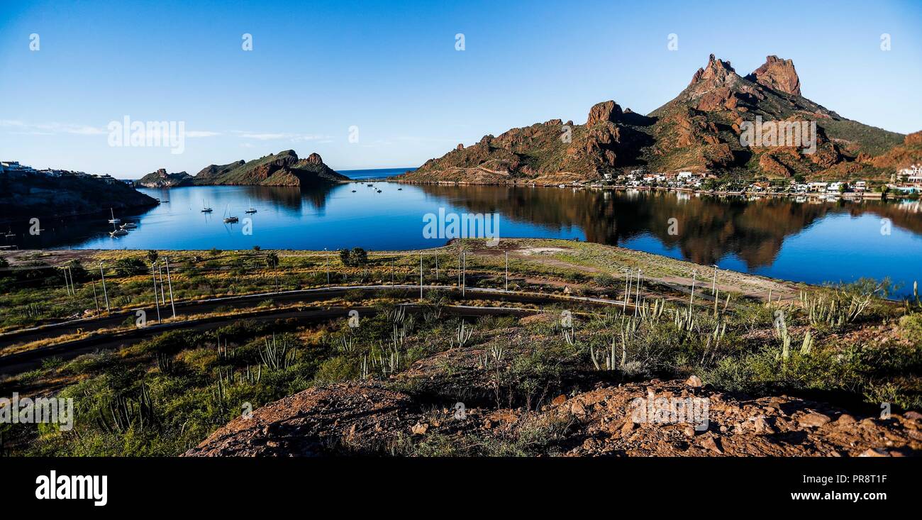 Bahia und Tetakahui Hügel in Bahia neben der Wüste in San Carlos, Sonora, Mexiko. Golf von Kalifornien. Das Meer von Cortés. Mar Bermejo, zwischen entfernt Stockfoto