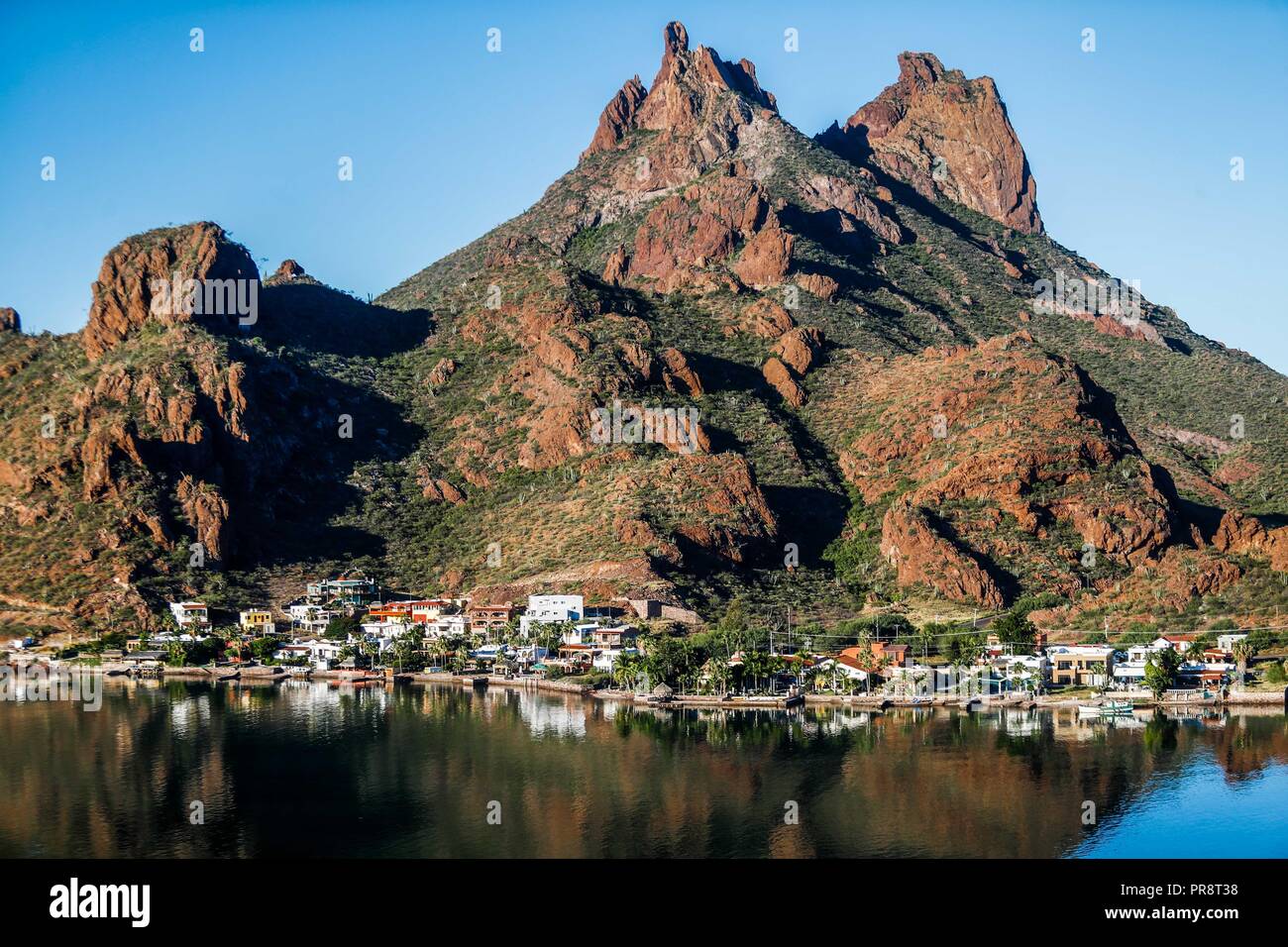 Bahia und Tetakahui Hügel in Bahia neben der Wüste in San Carlos, Sonora, Mexiko. Golf von Kalifornien. Das Meer von Cortés. Mar Bermejo, zwischen entfernt Stockfoto