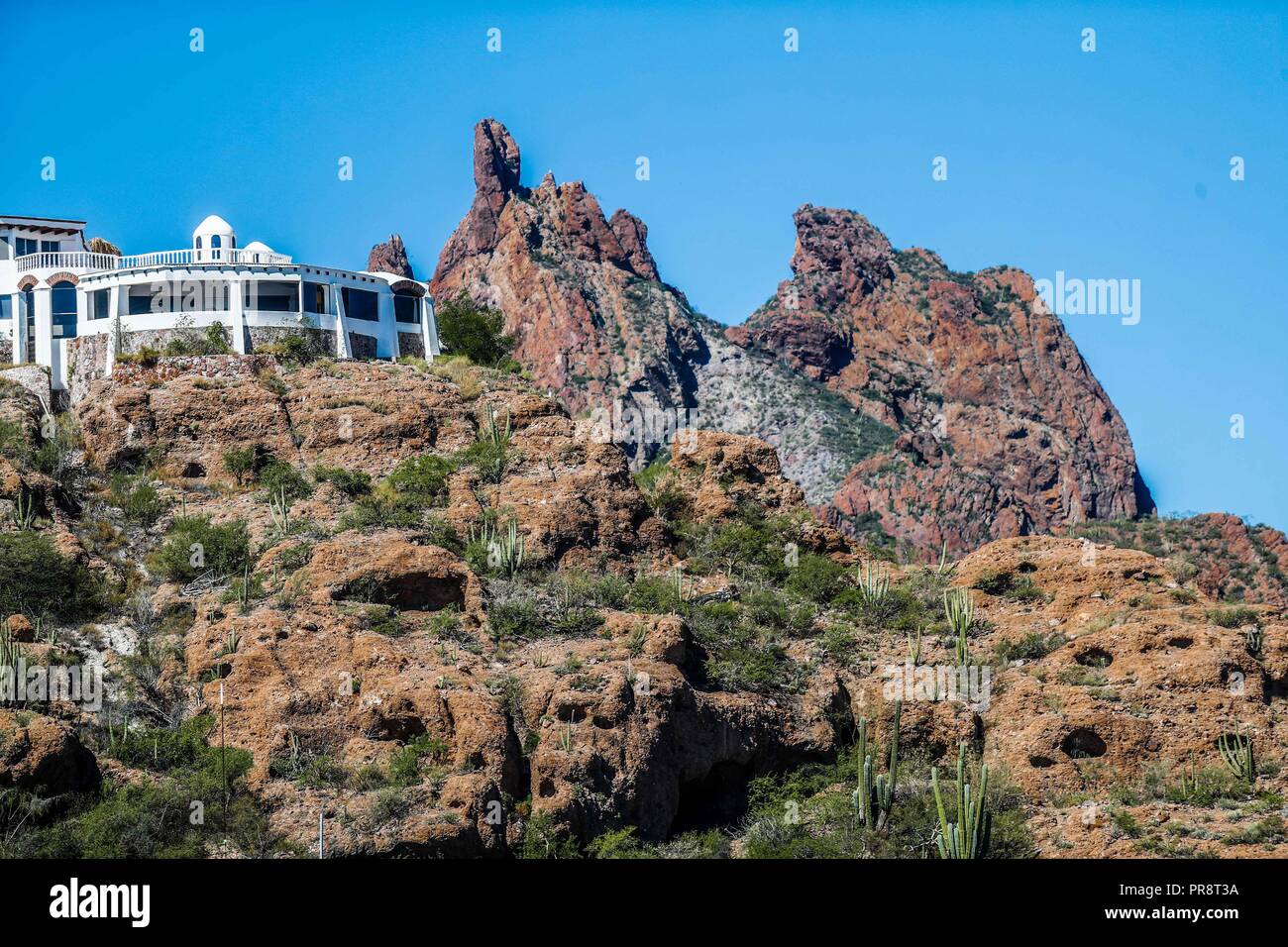 Bahia und tetakahui Hügel in Bahia neben der Wüste in San Carlos, Sonora, Mexiko. Golf von Kalifornien. Das Meer von Cortés. Mar Bermejo, zwischen entfernt Stockfoto