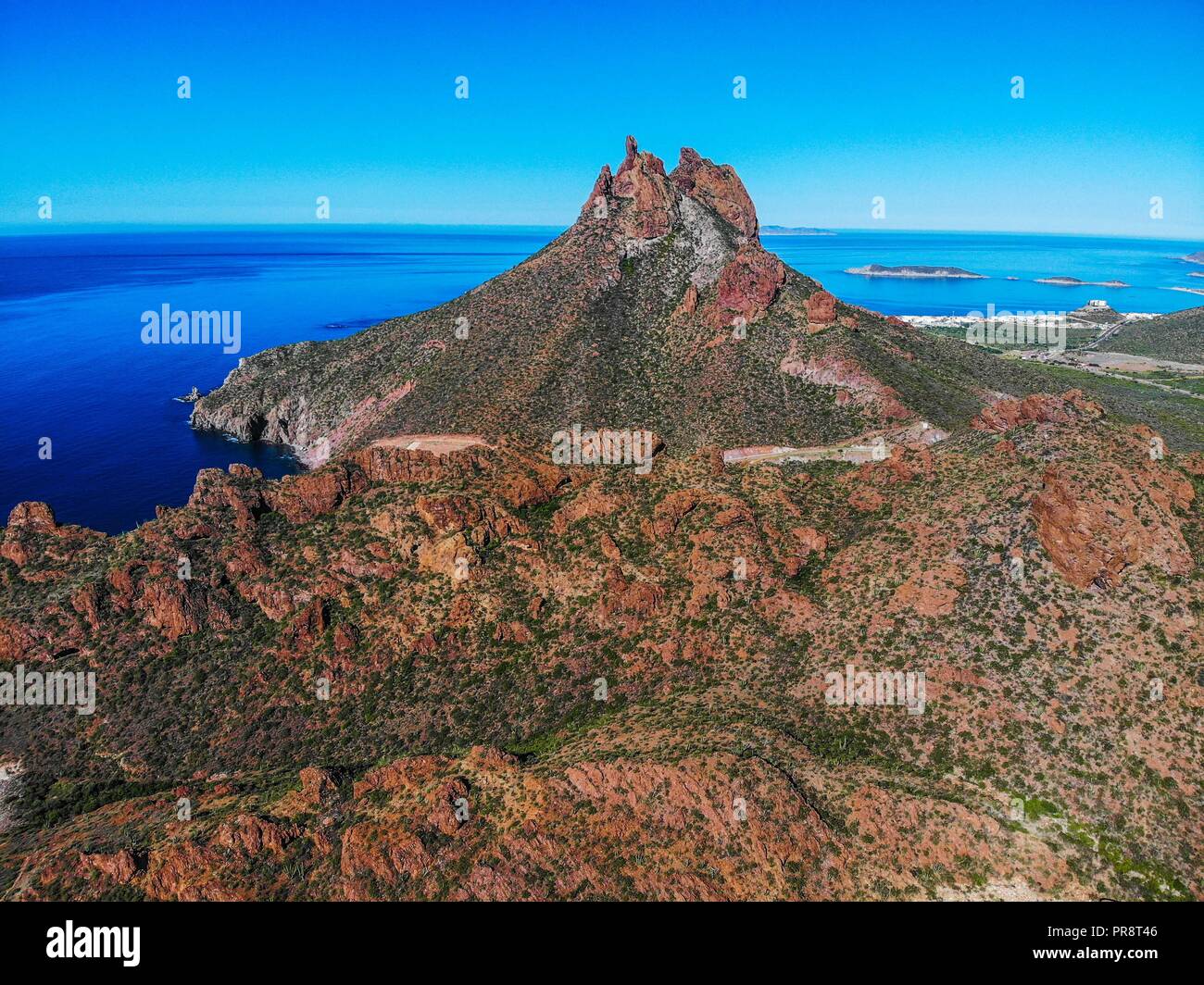 Bahia und Tetakahui Hügel in Bahia neben der Wüste in San Carlos, Sonora, Mexiko. Golf von Kalifornien. Das Meer von Cortés. Mar Bermejo, zwischen entfernt Stockfoto