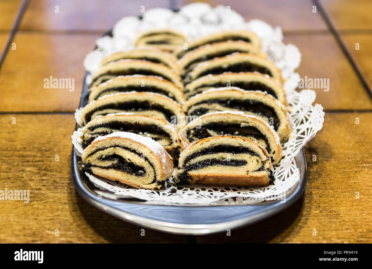 Poppyseed strudel Anzeige auf dem Silbertablett und Deckchen. Stockfoto