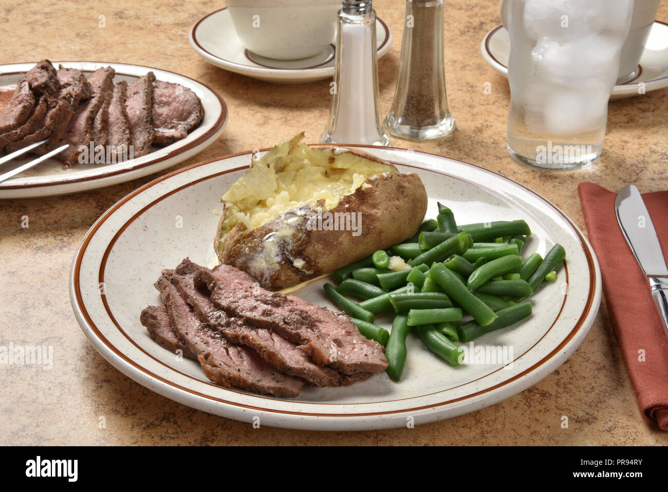Saftige Scheiben Roastbeef Roastbeef mit einer gebackenen Kartoffeln ...