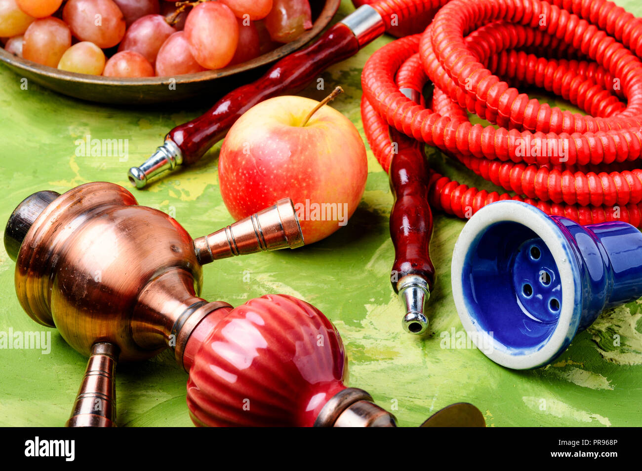 Türkische rauchen Shisha mit Geschmack einer Frucht Mischung aus Weintrauben und Äpfel. Shisha Konzept. Frucht Geschmack der Shisha. Stockfoto