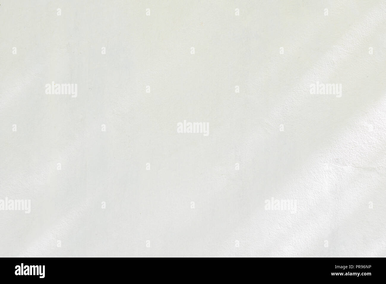 Schwarz und Weiß abstrakt Hintergrund textuer der Schatten Lamelle auf einer Betonwand Stockfoto