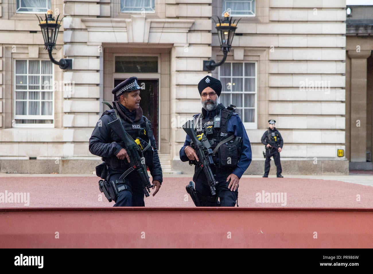Ein Sikh (oder siqh) Polizist in einem turban und einem muslimischen Polizisten außerhalb der Buckingham Palace Stockfoto