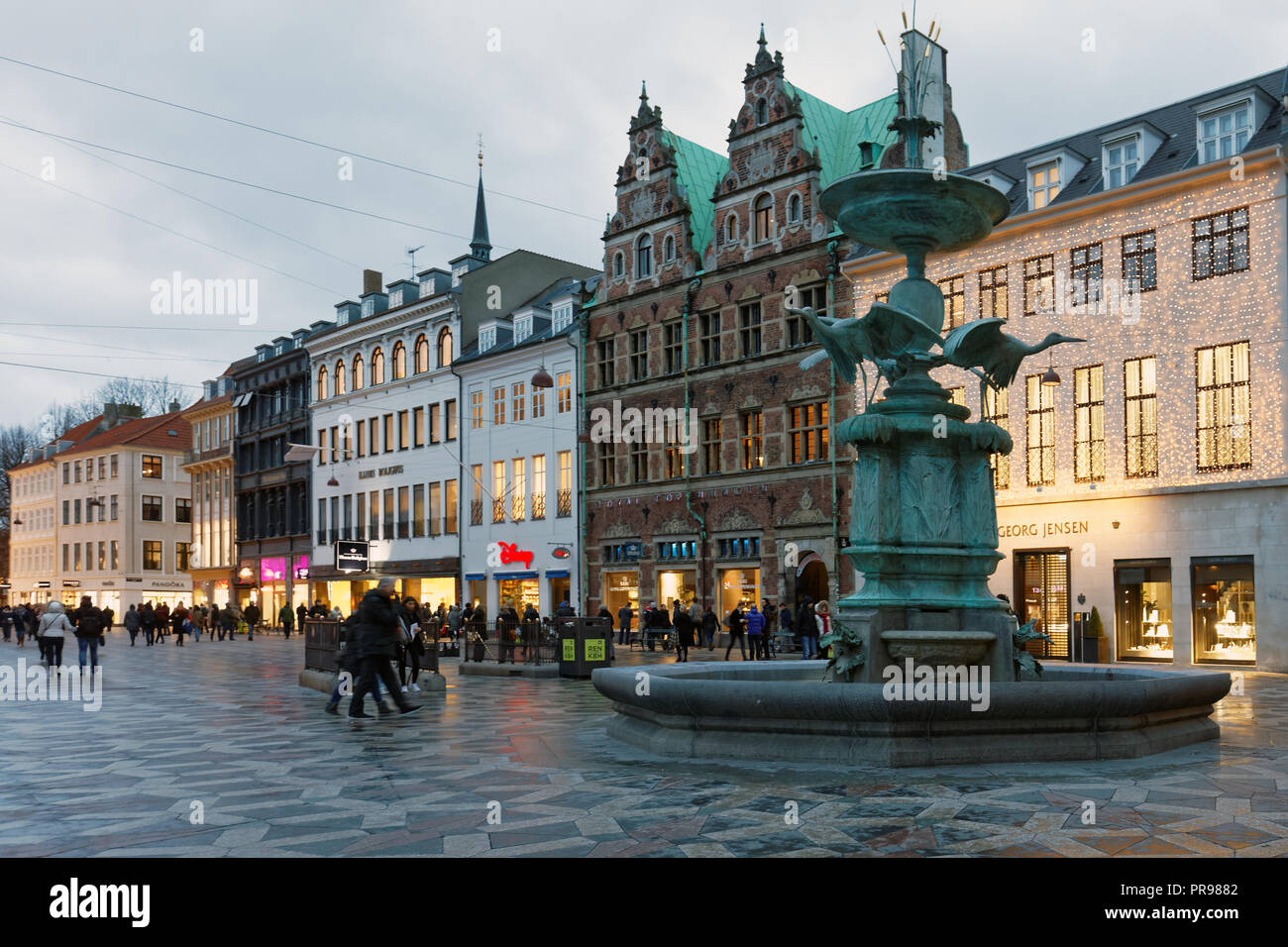 Kopenhagen, Dänemark - November 6, 2016: die Menschen gehen mit der Storch Brunnen am Amagertorv Square. Der Brunnen errichtet im Jahr 1894 von Design von Edvard P Stockfoto