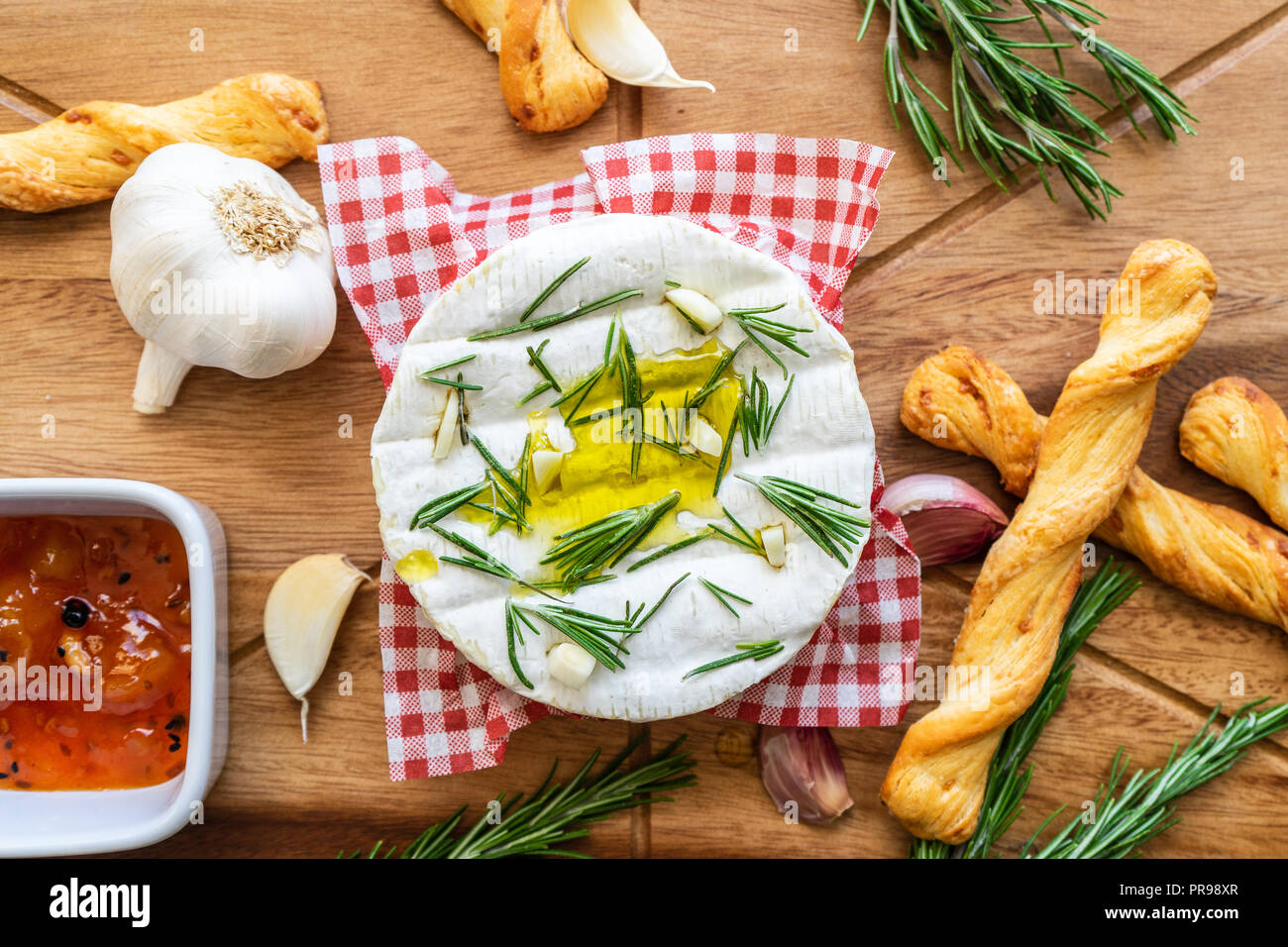 Ofen Gebackener Camembert mit Knoblauch und Rosmarin Stockfotografie ...