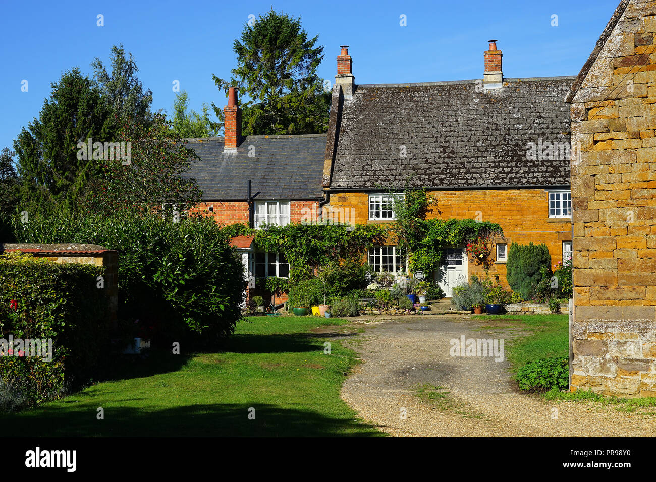 Attraktive Eisenstein Bauernhof Main Street, Lyddington Stockfoto