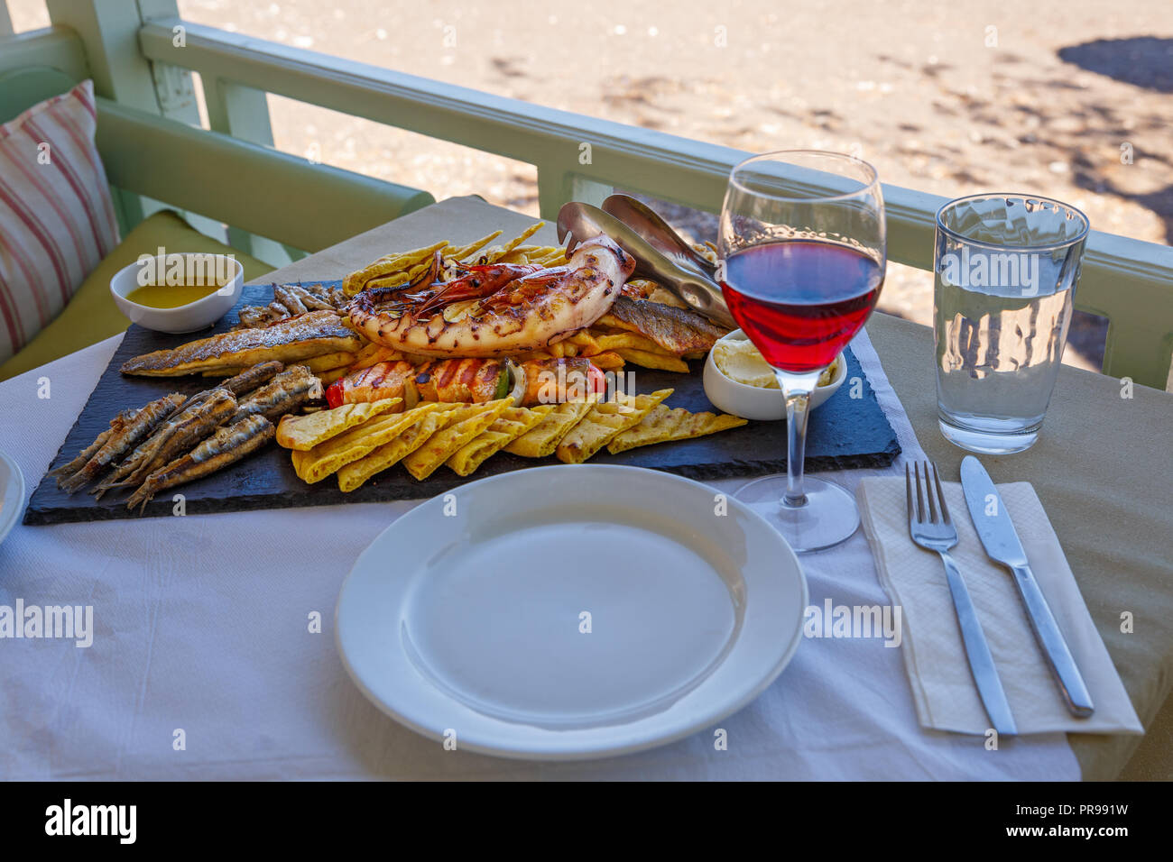 Abendessen mit Wein und Meeresfrüchte am Meer Stockfoto