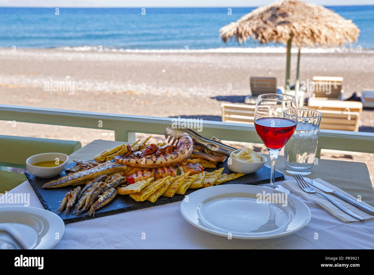 Frühstück vor der Kulisse des Meeres, Griechenland Stockfoto