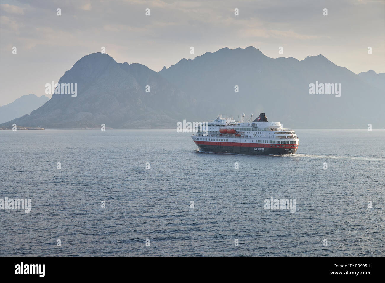 Die hurtigruten Schiff, MS Finnmarken, Segeln Richtung Norden, nur wenige Kilometer nördlich des Norwegischen Polarkreises. Norwegen. Stockfoto