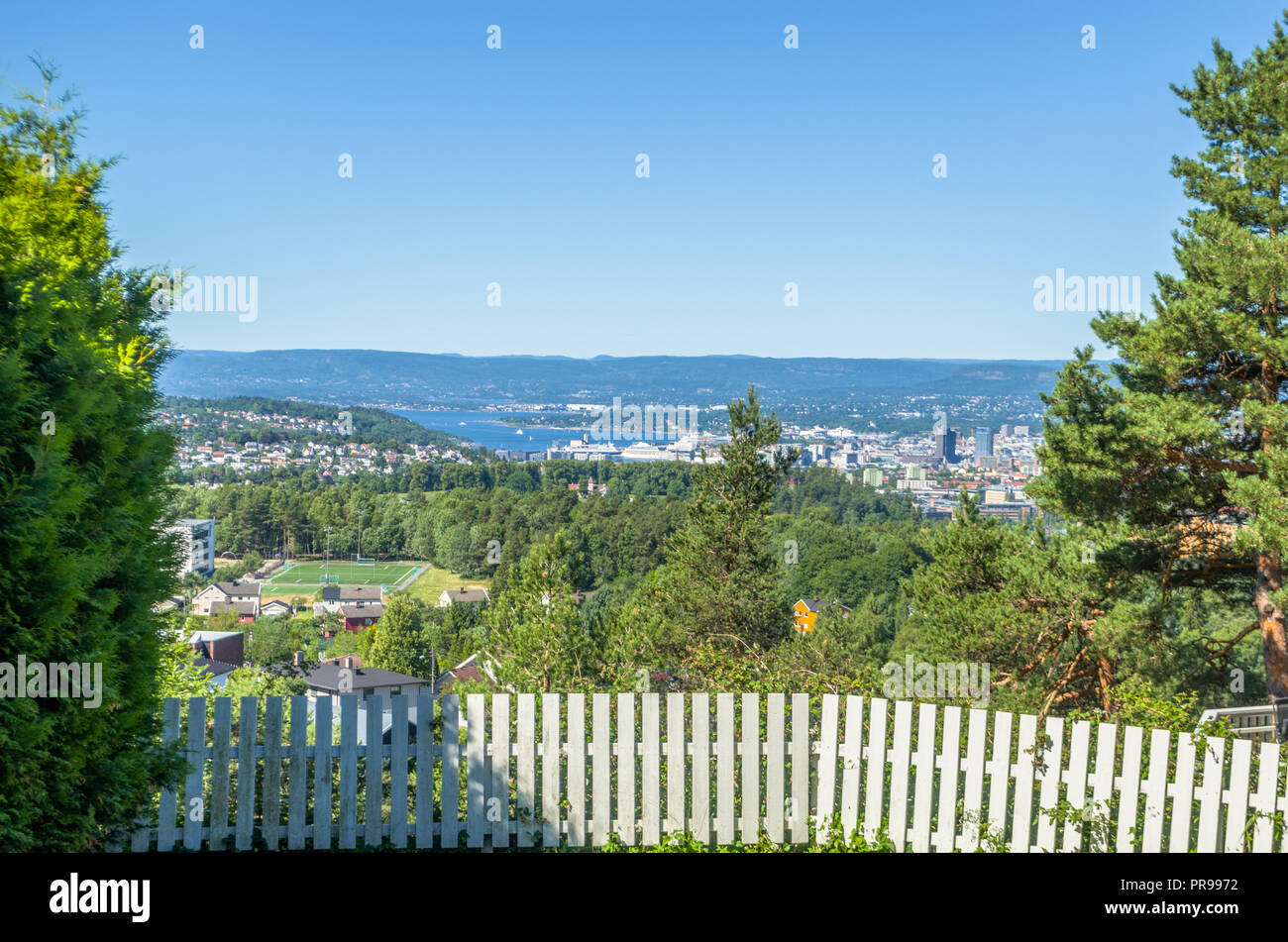 Long range Blick auf Oslo Centrum und Oslofjord, von Hellerud in Oslo, Norwegen gesehen. Stockfoto Long range Blick auf Oslo Centrum und Oslofjord, von Hellerud in Oslo, Norwegen gesehen. Stockfoto