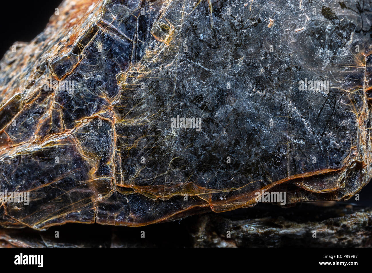Biotit (schwarz Mica) Mineral auf schwarzen Hintergrund. Stockfoto