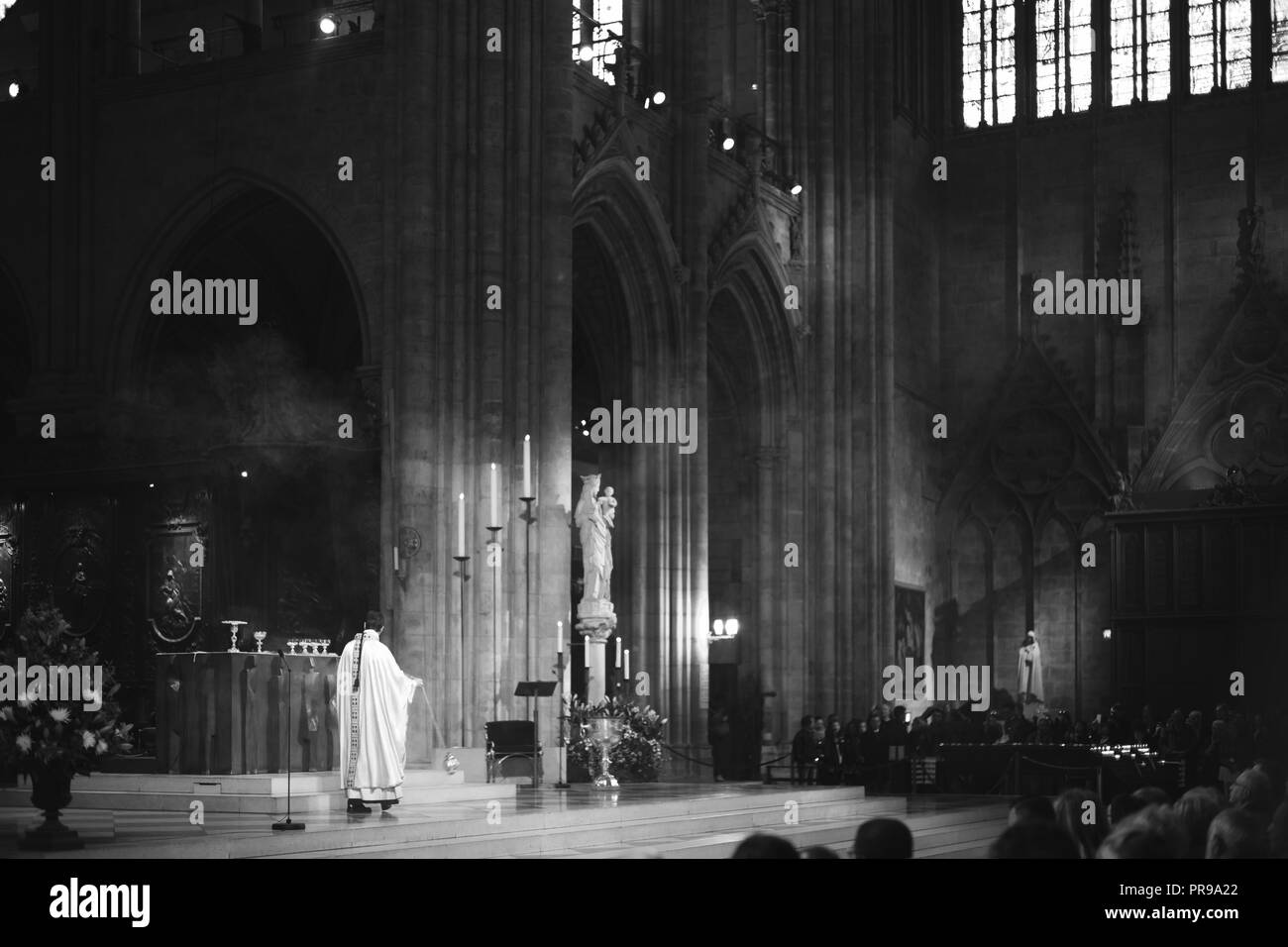 Eine religiöse Zeremonie am Ostersonntag, in Notre Dame von Paris Stockfoto