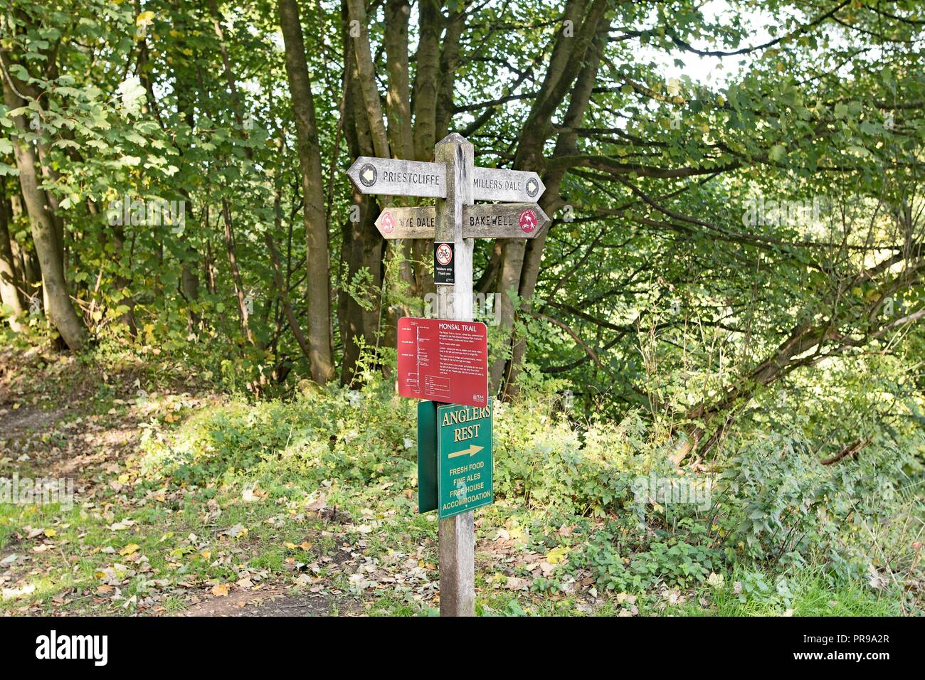 Signage für eine beliebte Radweg und entspannenden Streifzug als Monsal Trail bekannt. Stockfoto