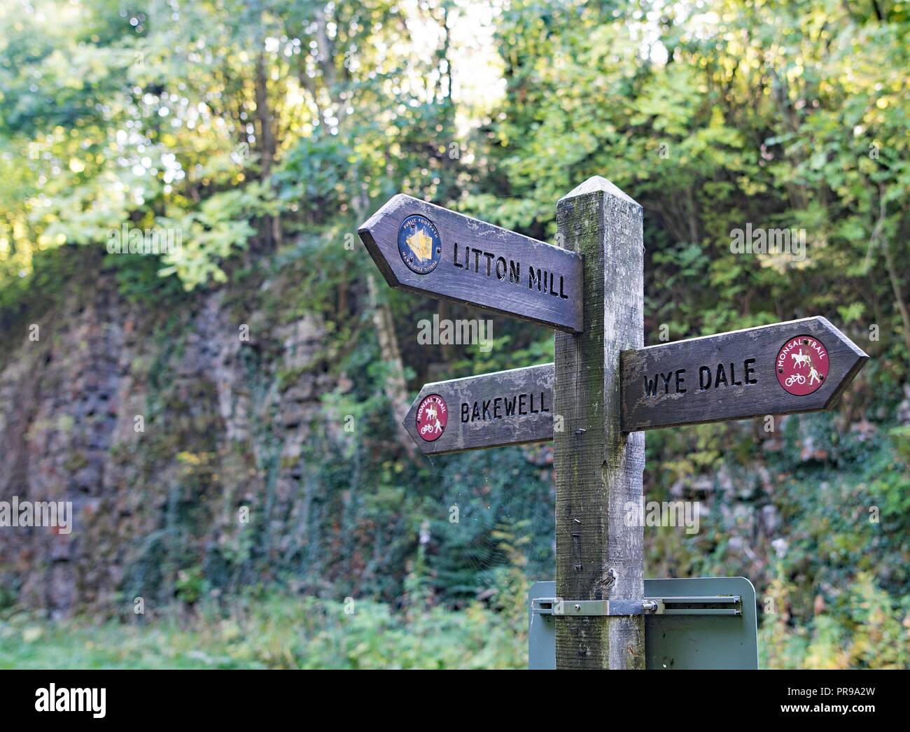 Signage für eine beliebte Radweg und entspannenden Streifzug als Monsal Trail bekannt. Stockfoto