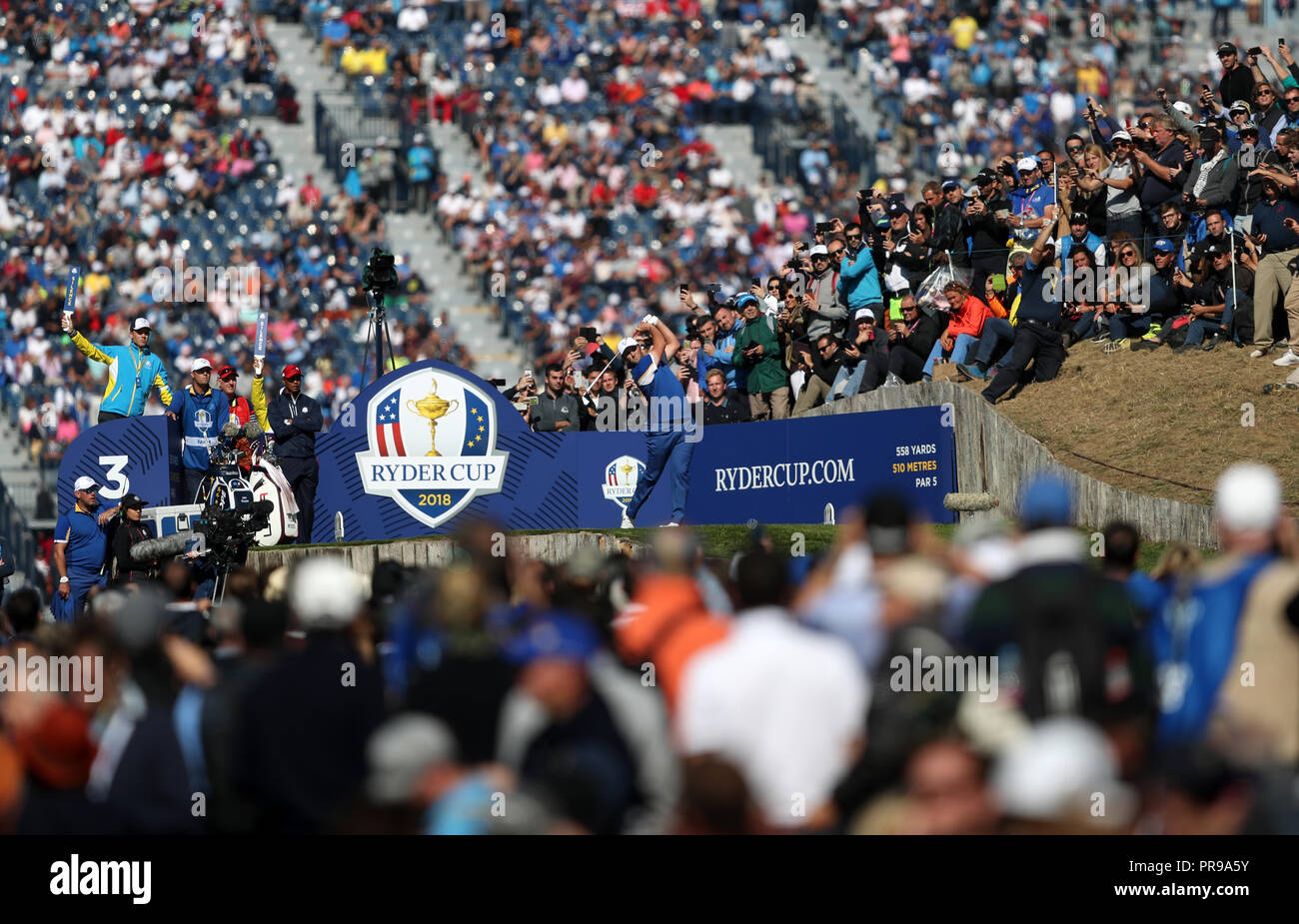 Das Team Europa Jon Rahm Stücke weg die 3. Während der singles Gleiches an Tag drei des Ryder Cup bei Le Golf National, Saint-Quentin-en-Yvelines, Paris. Stockfoto