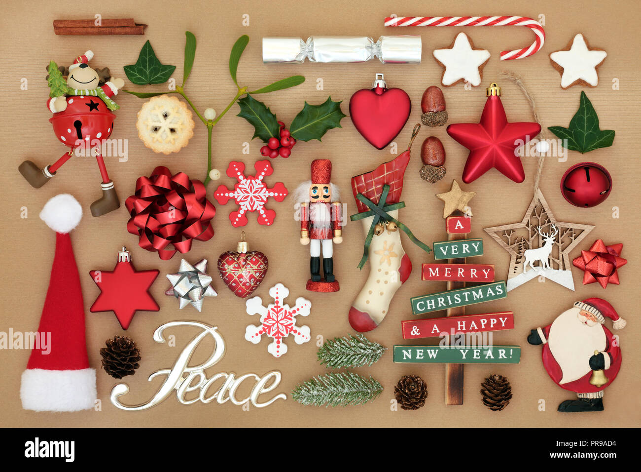 Christbaumschmuck und Ornamente mit silber Friedenszeichen, Lebensmittel, Flora und traditionelle Symbole bilden eine Zusammenfassung Hintergrund. Stockfoto