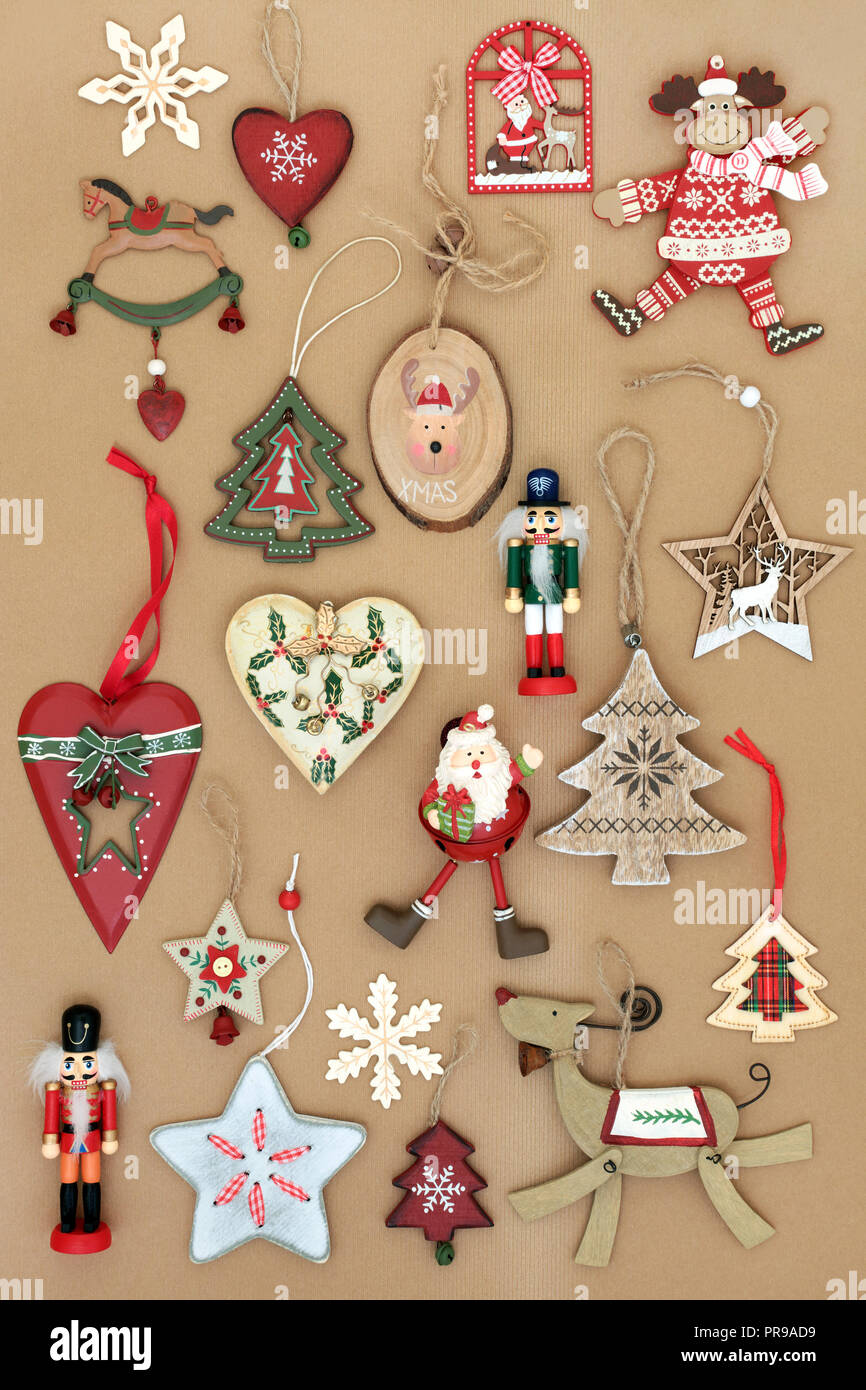 Altmodische retro Weihnachtsschmuck aus Zinn und Holz auf braunem  Packpapier Hintergrund. Grüße Karte für die festliche Jahreszeit  Stockfotografie - Alamy