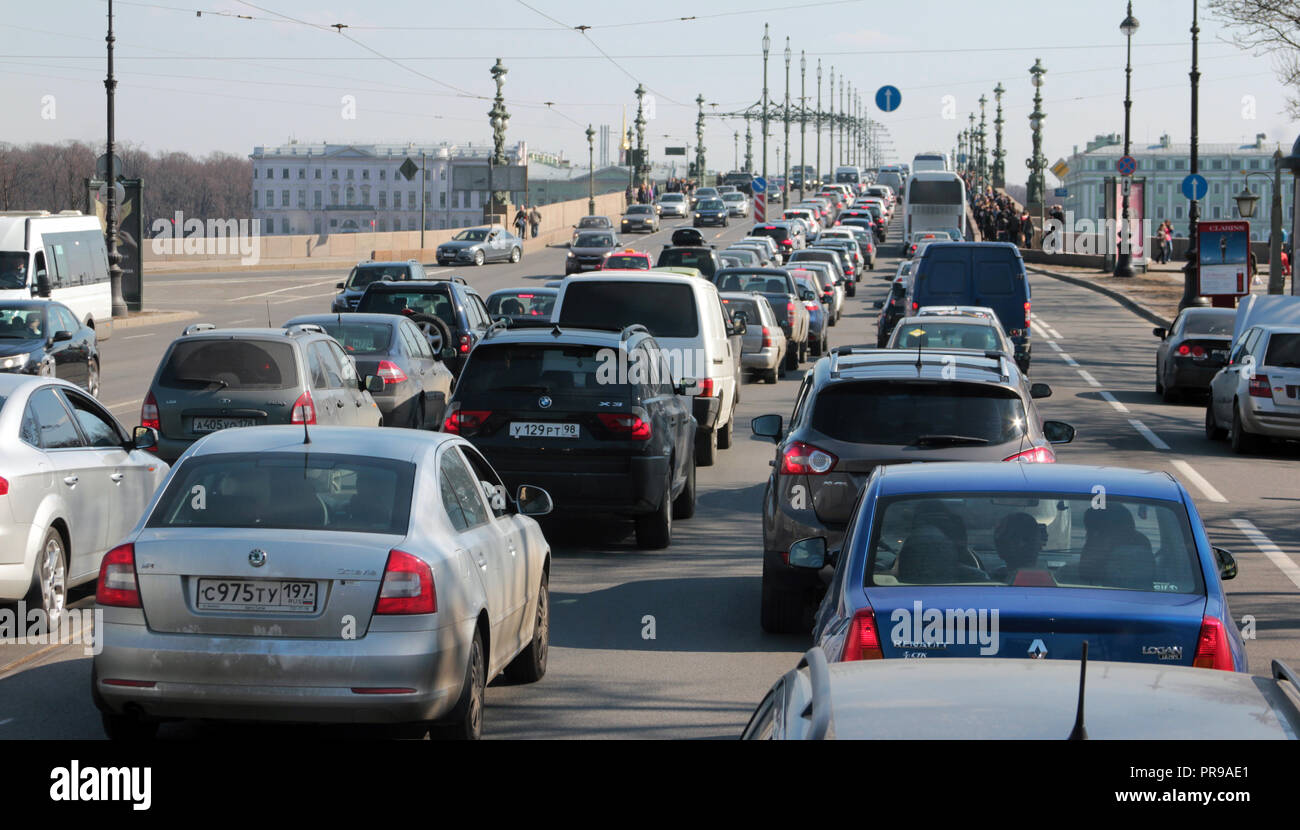 Viele Autos auf Warteschlange und einen Schwanz zurück und Stau bilden, wie Sie warten auf eine der Brücken über den Fluss Neva in St. Petersburg, Russland. Stockfoto