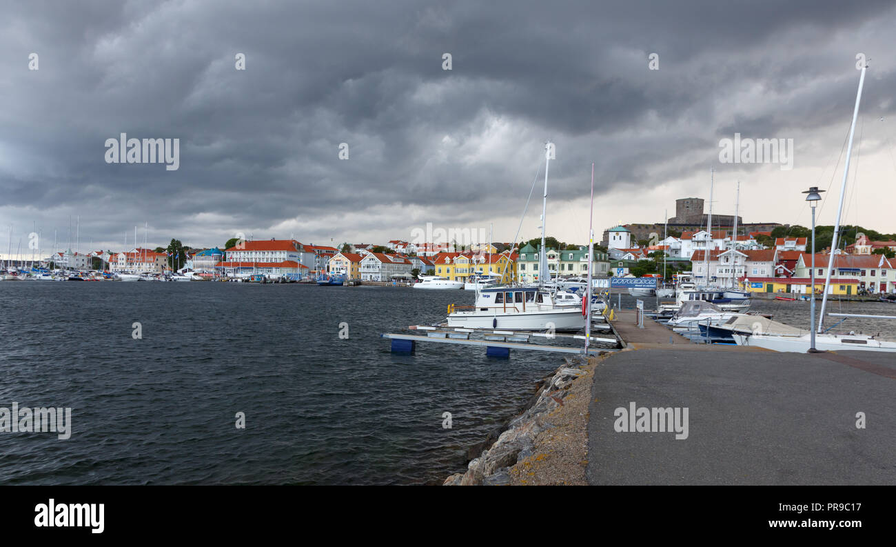 Dunkle Wolken mit Regen in über Marstrand Stockfoto