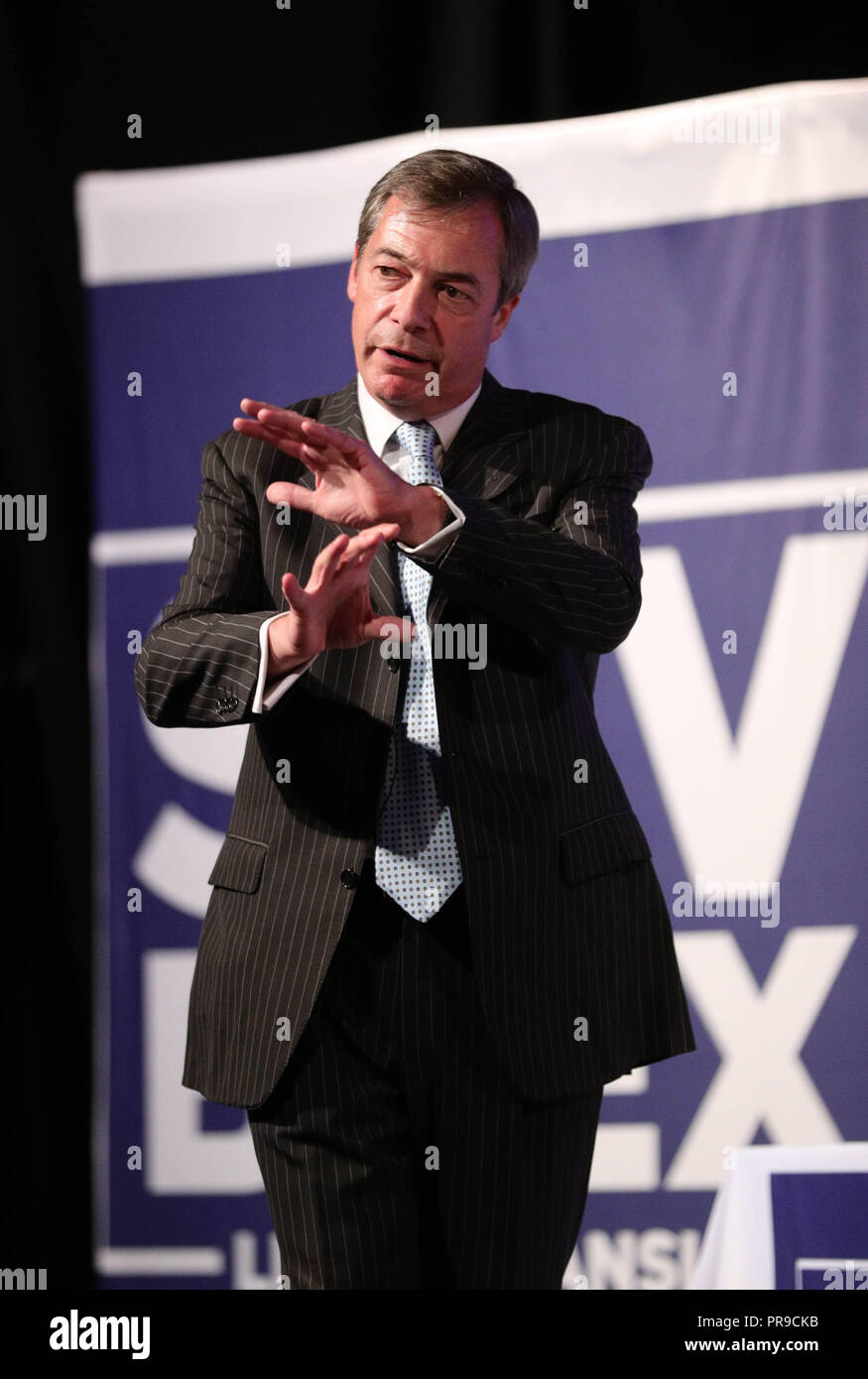 Ehemaliges Ukip leader Nigel Farage Rede beim Verlassen bedeutet Kundgebung an der Nationalen Konferenz Zentrum in Solihull verlassen, da die Konservative Partei Jahreskonferenz, erhält unterwegs in Birmingham. Stockfoto