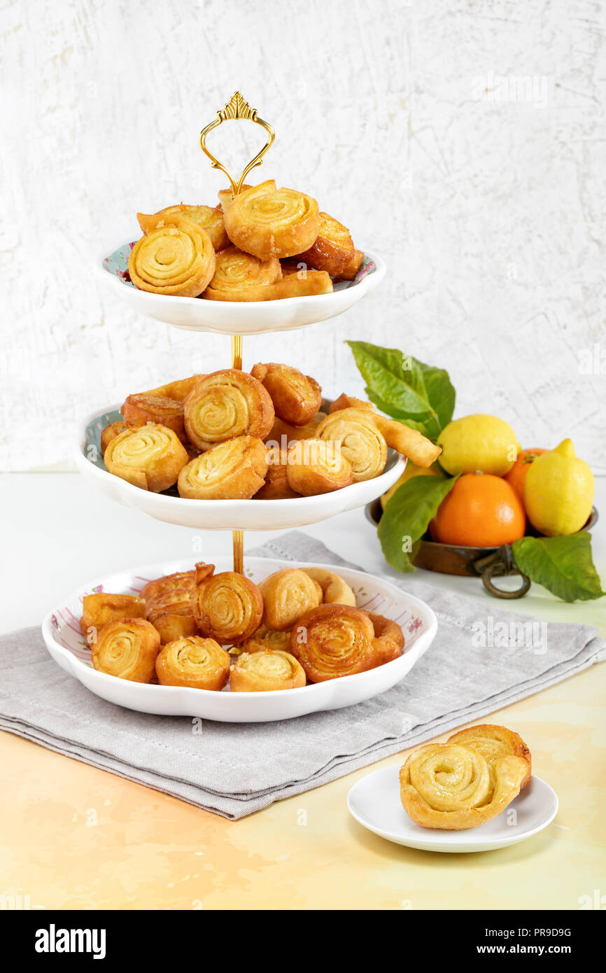 Spiralen frittierte Gebäck Aromatisiert mit Orangen, typisch italienische Spezialitäten während der Karnevalszeit. Stockfoto