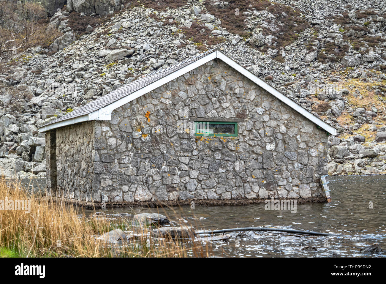 Morsche Häuschen im Ogwen Valley mit Llyn Ogwen in Snowdonia, Gwynedd, Wales, UK - Großbritannien, Europa. Stockfoto