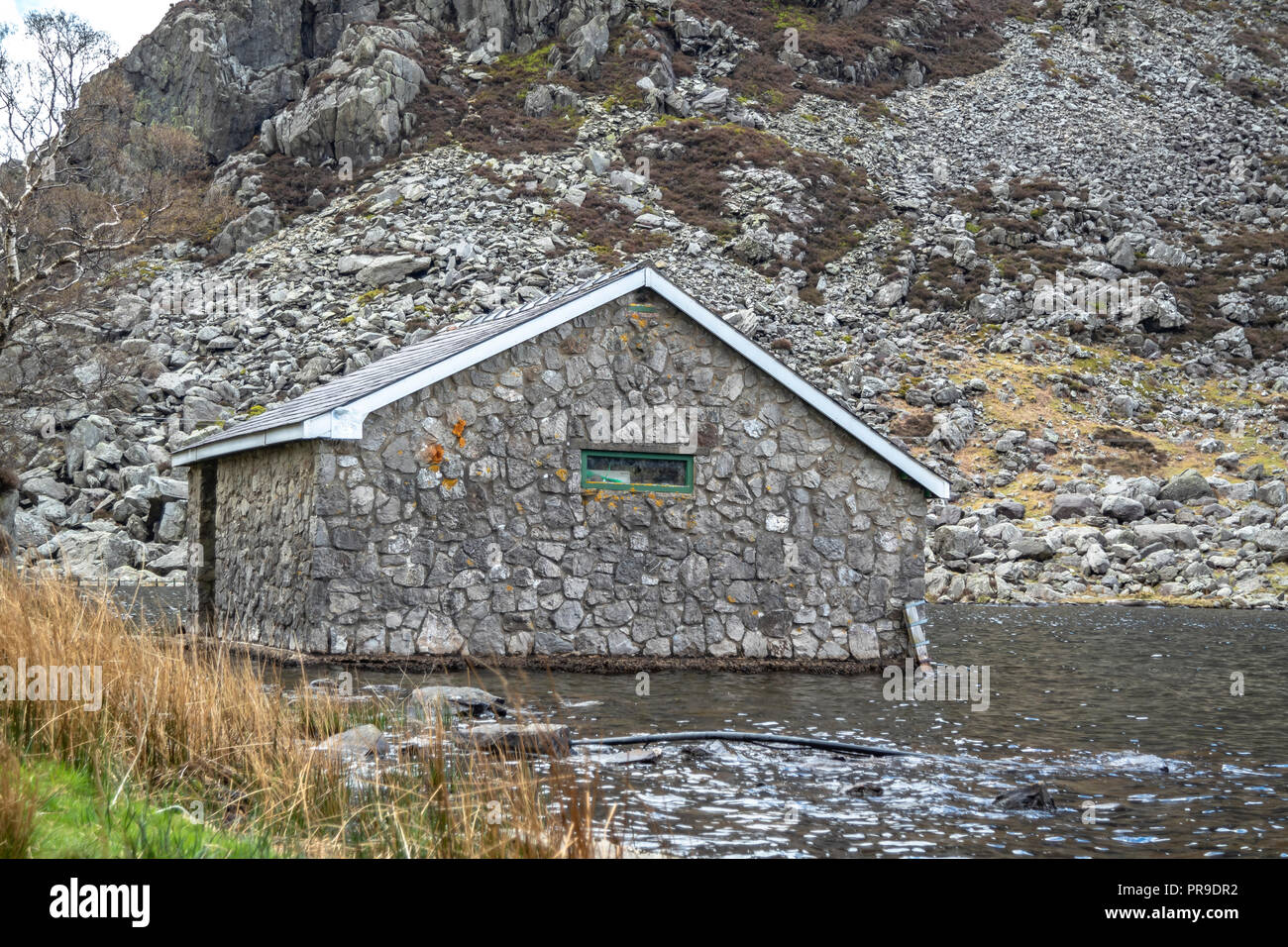 Morsche Häuschen im Ogwen Valley mit Llyn Ogwen in Snowdonia, Gwynedd, Wales, UK - Großbritannien, Europa. Stockfoto