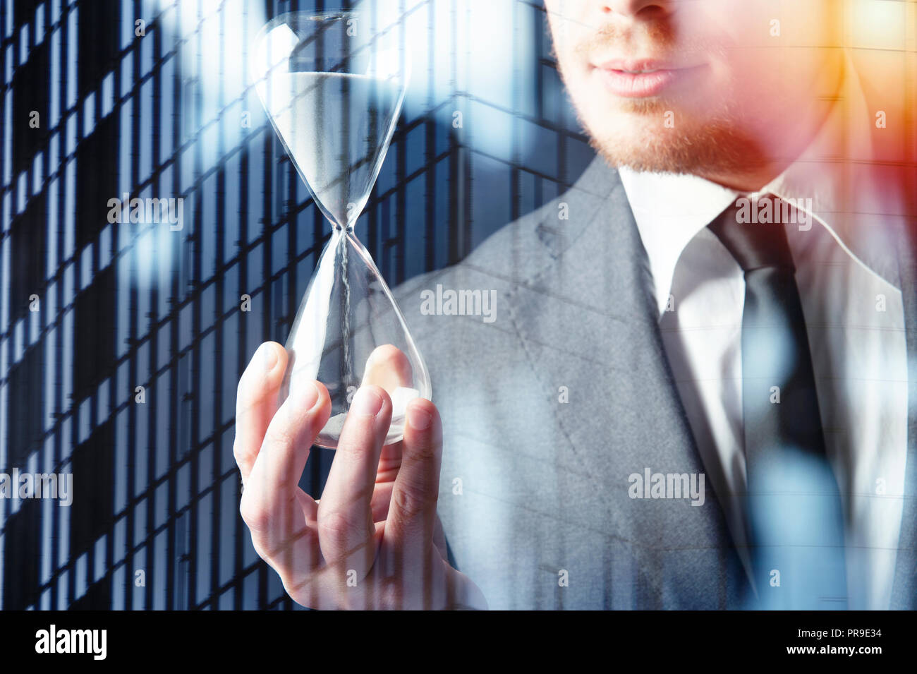 Geschäftsmann mit einer Sanduhr. Konzept der Frist im Geschäft Stockfoto